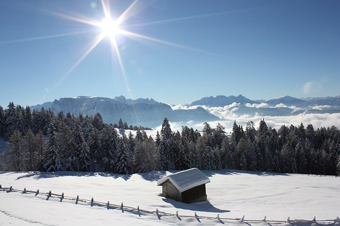 Jako byste se ocitli na nekonečné, povětšinou sluncem ozářené, terase. A z ní se kocháte výhledy na jeden z nejkrásnějších dolomitských masivů Schlern.
Jako byste se ocitli na nekonečné, povětšinou sluncem ozářené, terase. A z ní se kocháte výhledy na jeden z nejkrásnějších dolomitských masivů Schlern.
