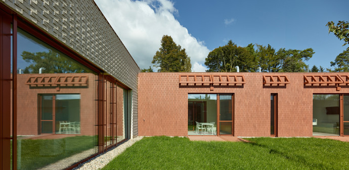 Architekti ze studia Architektura si na začátku kladli jednoduchou otázku: Jak bychom chtěli ve stáří žít my sami? 
