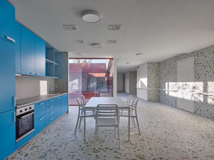 Architekti nechtěli, aby chodby připomínaly tmavé průchody, vytvořili tedy světlem zalité cesty s nádhernými výhledy do vnitřních zahrad. 
