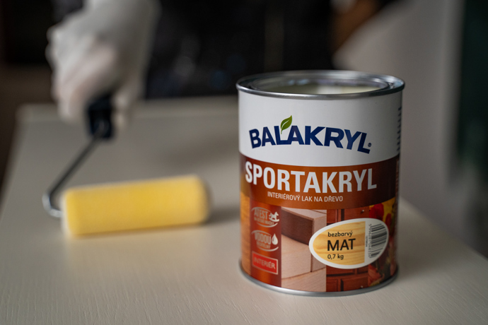 Když je barva hotová a dokonale suchá, přichází ochranná vrstva. Právě ta rozhodne, jak dlouho bude komoda vypadat dobře. Ochranný lak zpevní povrch, usnadní údržbu a ochrání nábytek před oděrkami. Nanášejte ho v tenkých vrstvách a nechte důkladně proschnout. 

