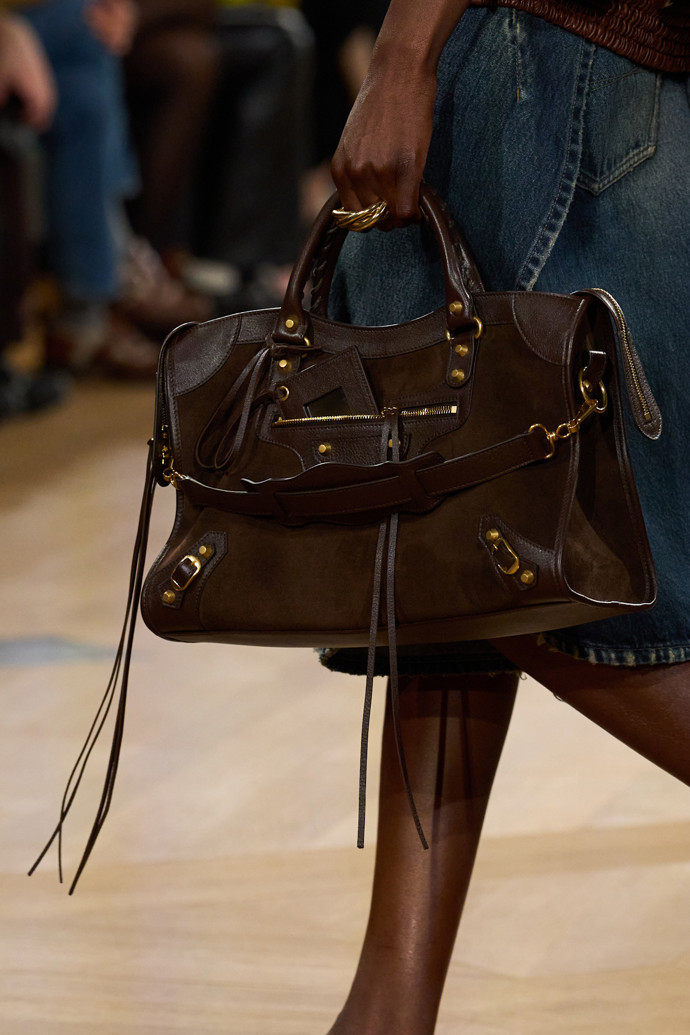 Jednou z aktuálně nejpopulárnějších kabelek je Balenciaga Le City.
