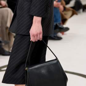 V posledních kolekcích uvedla značka Calvin Klein minimalistické siluety kabelek typické pro 90. léta.
V posledních kolekcích uvedla značka Calvin Klein minimalistické siluety kabelek typické pro 90. léta.