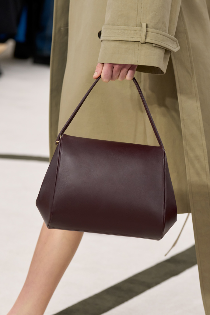 V posledních kolekcích uvedla značka Calvin Klein minimalistické siluety kabelek typické pro 90. léta.
