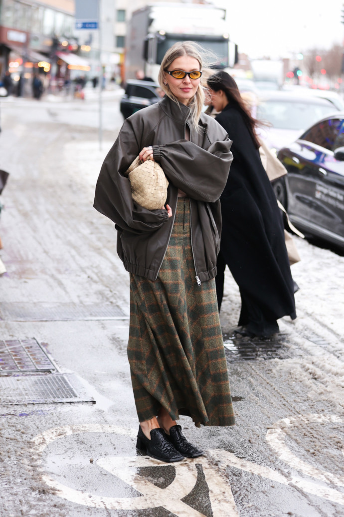 Některé odvážnější návštěvnice fashion weeku sáhly i po mokasínách s odhalenými kotníky v kombinaci s kostkovanou sukní a oversize bomberem.
