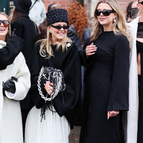 Hned několik návštěvnic fashion weeku se sladilo do osvědčené černobílé kombinace.
