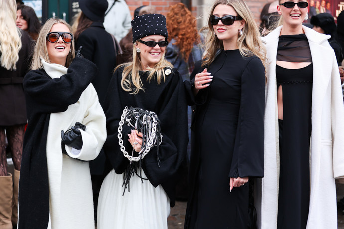 Hned několik návštěvnic fashion weeku se sladilo do osvědčené černobílé kombinace.
