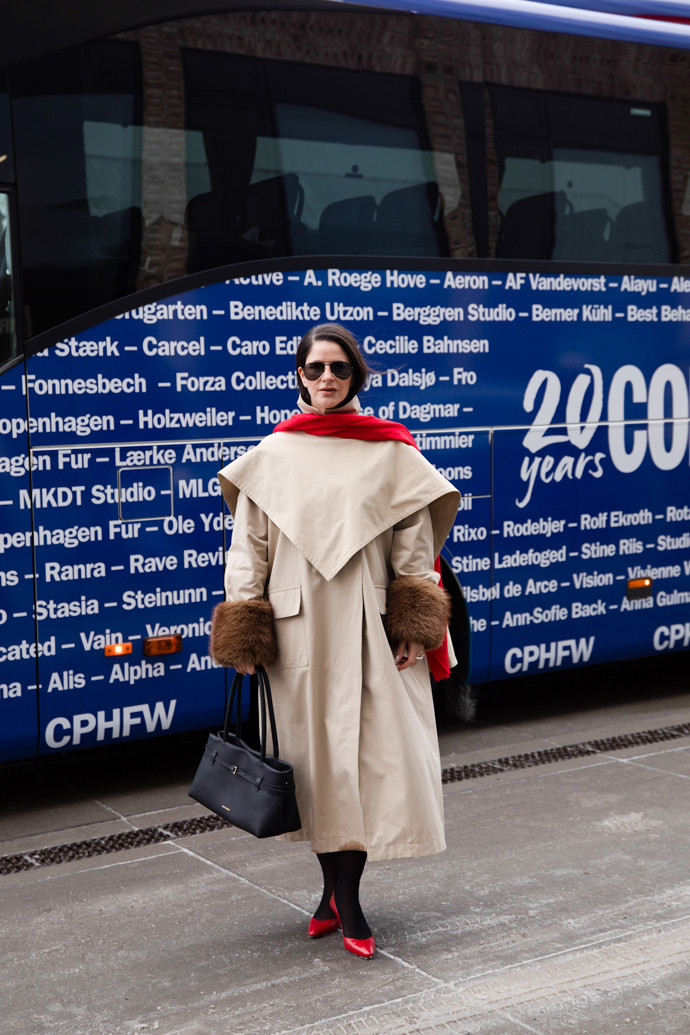 Zimní outfit s trenčkotem oživíte kožešinou nebo i červenými doplňky.
