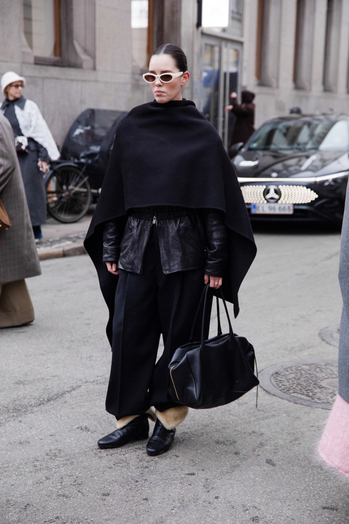 Celočerný outfit bude vždy zajímavější, když v něm zkombinujete více kontrastních materiálů.
