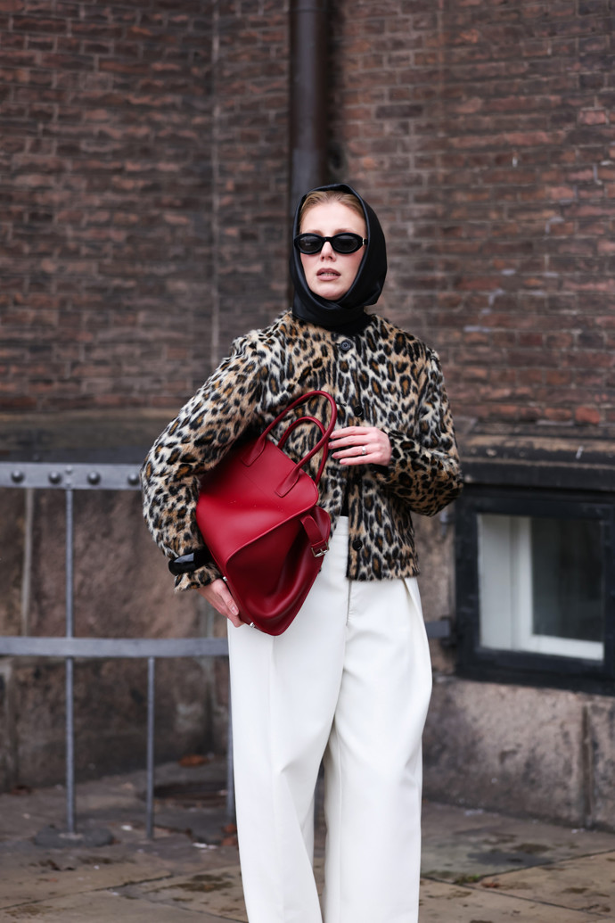 Kombinaci zvířecího vzoru s červenou či vínovou barvou si oblíbilo hned několik návštěvnic fashion weeku.
