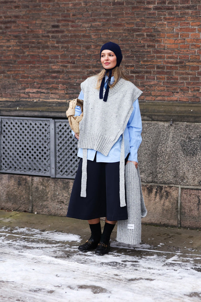 Pletenou oversized vestu můžete zkombinovat oversized košilí a midisukní.

