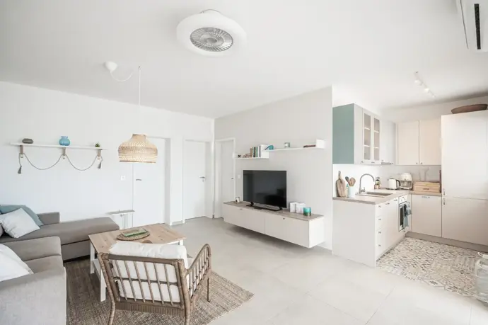 Původní plán počítal s menším apartmánem. Nic z nabídky ale nepůsobilo dostatečně osobně. Až rozestavěná vila se dvěma apartmány přinesla pocit jistoty. 
