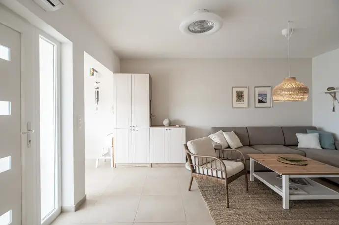 Důležitější než styl byla atmosféra. Vila má fungovat jako skutečný domov s plně vybavenou kuchyní, komfortními ložnicemi, zázemím pro děti, zahradou s bazénem a tichem bez rušení. 
