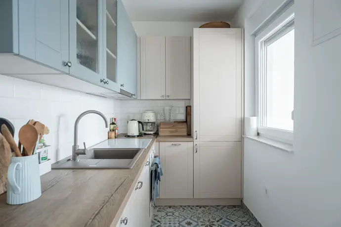 Myšlenka na vlastní místo u moře nepřišla náhle. Dlouhé roky šlo spíš o tiché přání vracet se do Evropy k pobřeží, pronajímat si apartmán a trávit tam čas podle potřeby. 
