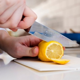 Citron stačí rozkrojit na půl a otřít s ním vodovodní baterie, skla nebo zrcadla. Povrch krásně vyleští, odstraní vodní kámen a zanechá svěží vůni. 
