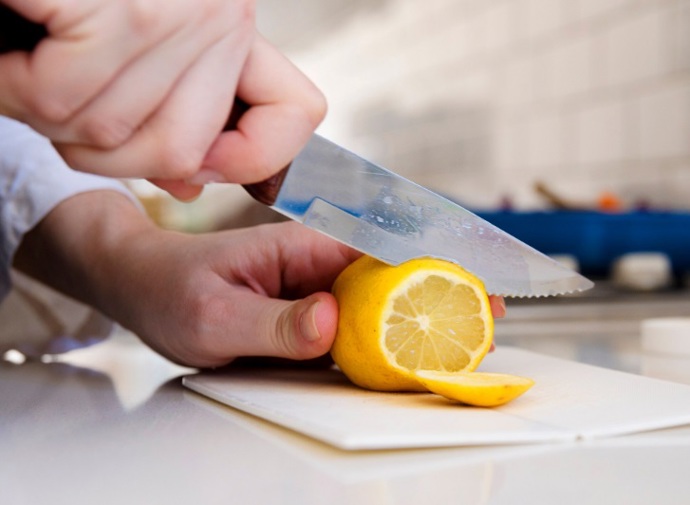 Citron stačí rozkrojit na půl a otřít s ním vodovodní baterie, skla nebo zrcadla. Povrch krásně vyleští, odstraní vodní kámen a zanechá svěží vůni. 
