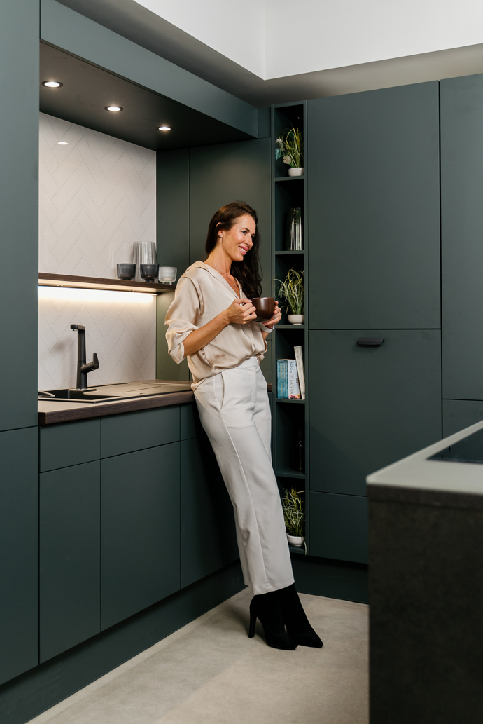 Minimalismus nezmizel. Jen změnil výraz. Tvrdé kontrasty střídají měkké linie a přívětivé materiály.
Minimalismus nezmizel. Jen změnil výraz. Tvrdé kontrasty střídají měkké linie a přívětivé materiály.