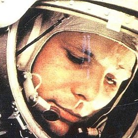 Gagarin nebyl jen kosmonautem, ale i tváří jedné politické éry. Sláva mu otevřela dveře do světa, ale zároveň mu vzala kus soukromí.
