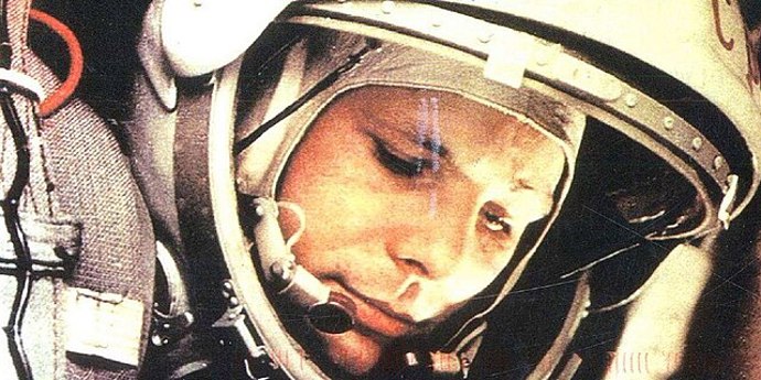 Gagarin nebyl jen kosmonautem, ale i tváří jedné politické éry. Sláva mu otevřela dveře do světa, ale zároveň mu vzala kus soukromí.

