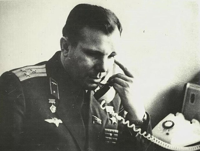 V očích mnohých byl hrdinou bez chyby. On sám však zůstával člověkem, který toužil především po létání.
