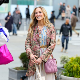 Sarah Jessica Parker se barev nebojí. Jemné pastelové tóny herečce velmi sluší a dodávají jí mladistvý vzhled. 
