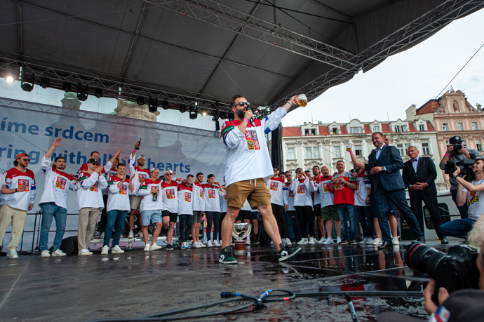 Hokejisté během oslav na Staroměstkém náměstí
