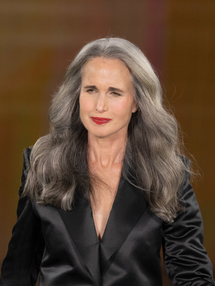Černá barva není úplně zakázána, ale inspirujte se Andie MacDowell (67): výstřih do V, saténová lesklá látka a výrazná rtěnka
Černá barva není úplně zakázána, ale inspirujte se Andie MacDowell (67): výstřih do V, saténová lesklá látka a výrazná rtěnka