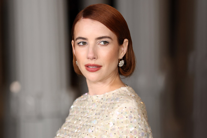 Emma Roberts nosívala dlouho blond, po vzoru svojí tety Julie však zkusila ohnivý odstín, který ji velmi sluší
Emma Roberts nosívala dlouho blond, po vzoru svojí tety Julie však zkusila ohnivý odstín, který ji velmi sluší