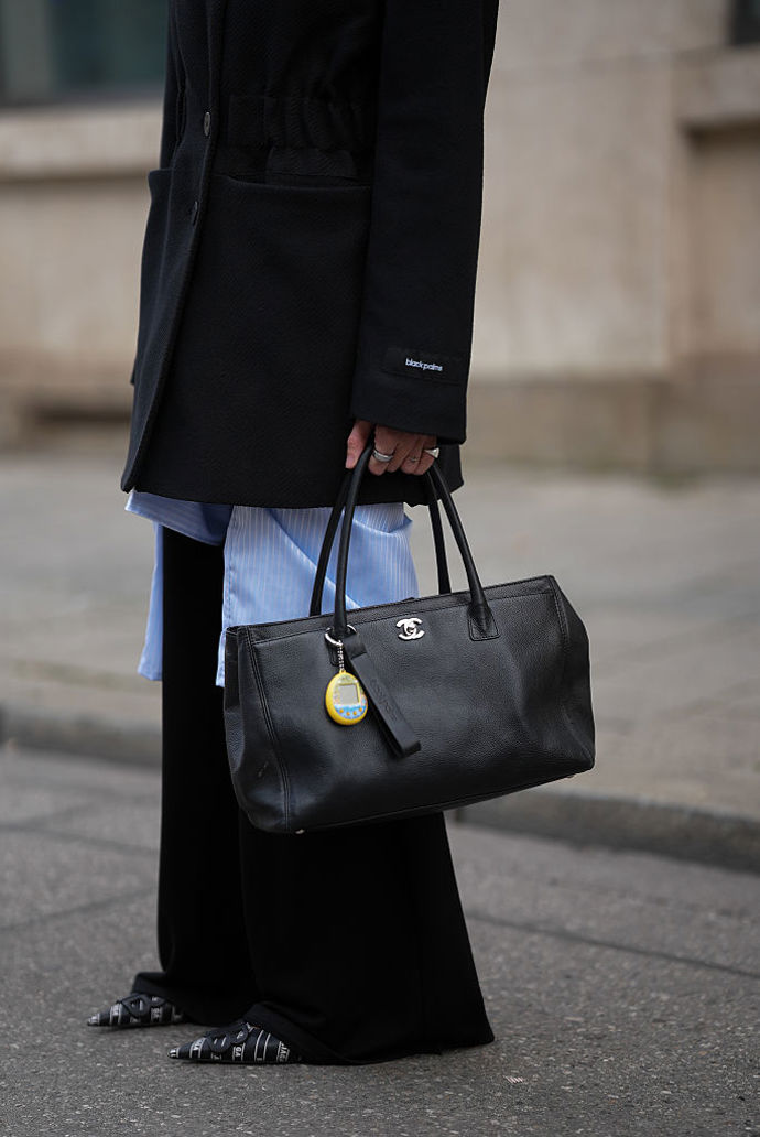 Současný kreativní ředitel módního domu Chanel Matthieu Blazy oživil siluetu kabelky Executive tote.
