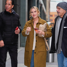 Populární herečka Kate Winslet dává ve volném čase prostor pohodlí. Perfektně sladěný kabát a boty tvoří dokonalou kombinaci se skinny džínami a splývavou halenkou. 
