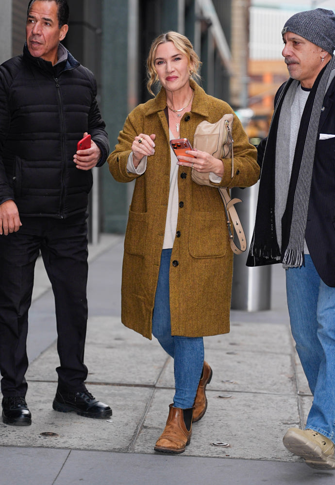 Populární herečka Kate Winslet dává ve volném čase prostor pohodlí. Perfektně sladěný kabát a boty tvoří dokonalou kombinaci se skinny džínami a splývavou halenkou. 
