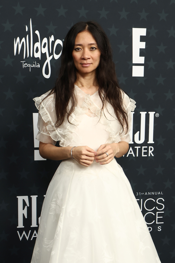 Chloé Zhao v působivém límci
Chloé Zhao v působivém límci