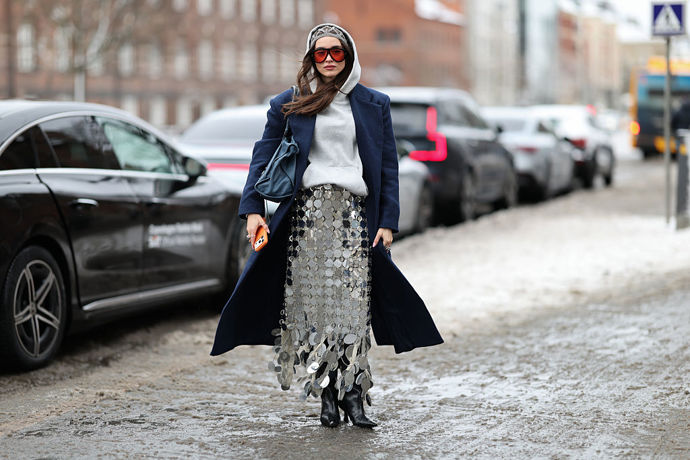 Flitry nemusí patřit jen večírkům. Na fashion weeku se skvěle vyjímaly v kontrastu k oversized mikině.
