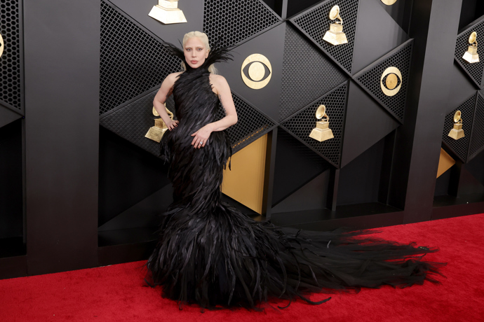 Lady Gaga v oslňujících šatech z peří
