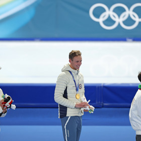 Metoděj během ceremoniálu po získání stříbrné medaile
Metoděj během ceremoniálu po získání stříbrné medaile