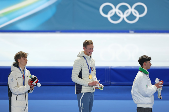 Metoděj během ceremoniálu po získání stříbrné medaile
Metoděj během ceremoniálu po získání stříbrné medaile
