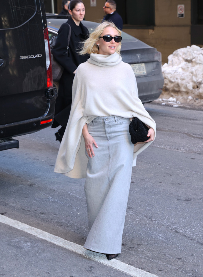 Herečka AnnaSophia Robbs okouzila v elegantním jarním outfitu, který tvoří hebké pončo v odstínu Cloud Dancer a dlouhá denimová sukně. 
