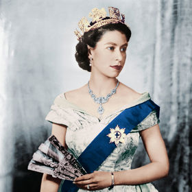 Výstava Queen Elizabeth II: Her Life in Style proběhne v The King's Gallery v Buckinghamském paláci od 10. dubna do 18. října 2026.
Výstava Queen Elizabeth II: Her Life in Style proběhne v The King's Gallery v Buckinghamském paláci od 10. dubna do 18. října 2026.