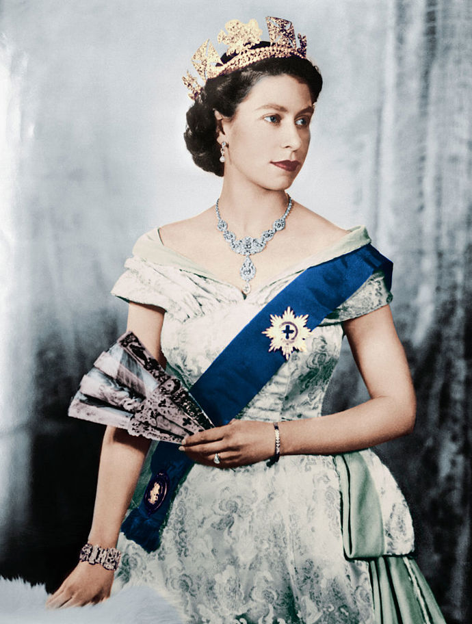 Výstava Queen Elizabeth II: Her Life in Style proběhne v The King's Gallery v Buckinghamském paláci od 10. dubna do 18. října 2026.

