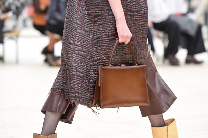 Kabelka Céline clasp bag zářila v kolekci jaro/léto 2017.
