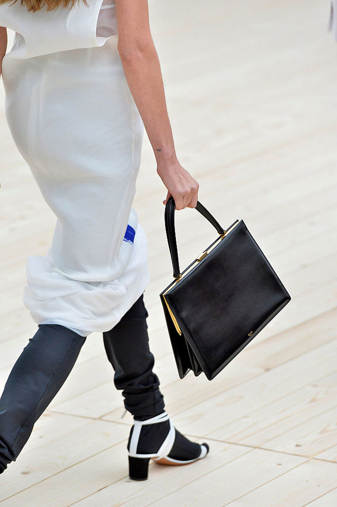 Kabelka Céline clasp bag zářila v kolekci jaro/léto 2017.
