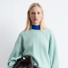 Mátově zelený svetr, H&M, 1990 Kč
