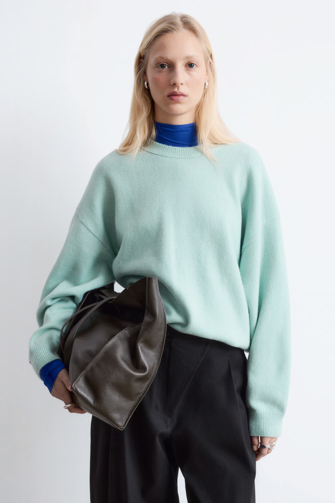 Mátově zelený svetr, H&M, 1990 Kč
Mátově zelený svetr, H&M, 1990 Kč