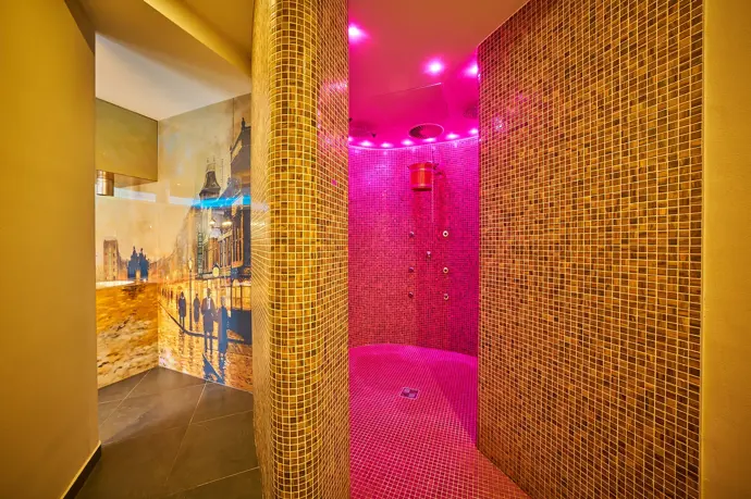 V hotelu Hotelu & Wellness Queens si můžete přiobjednat si můžete procedury nebo si pronajmout privátní zónu s vířivkou a saunou.

