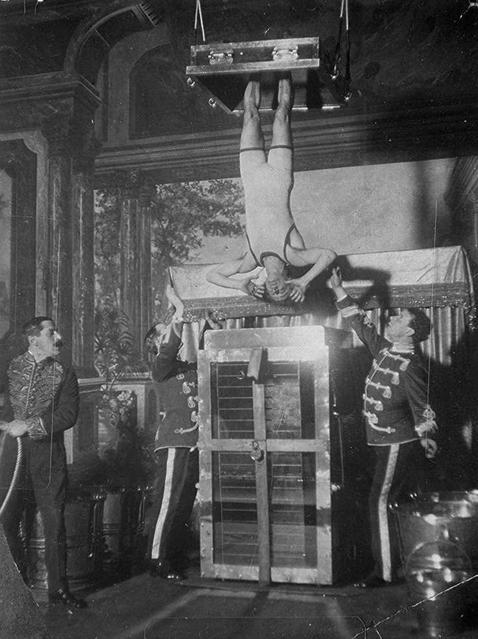 Harry Houdini během svého legendárního čísla - čínské mučírny, kdy se nechal zavěsit spoutaný hlavou dolů a zavřit do nádrže s vodou.
Harry Houdini během svého legendárního čísla - čínské mučírny, kdy se nechal zavěsit spoutaný hlavou dolů a zavřit do nádrže s vodou.