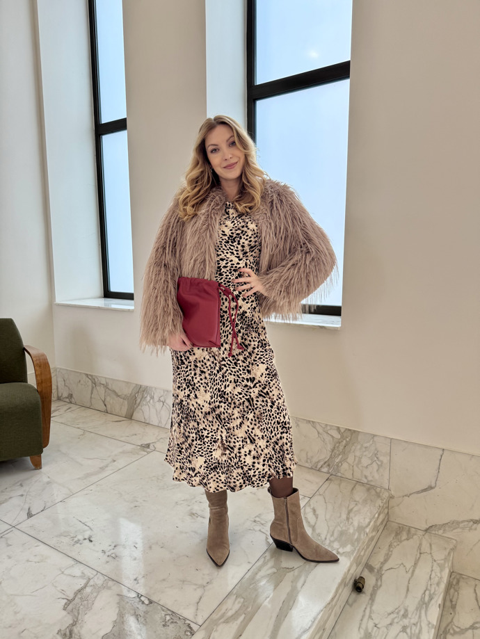 Kombinace elegantních midi šatů, kožíšku a kovbojských bot je moje oblíbená
Kombinace elegantních midi šatů, kožíšku a kovbojských bot je moje oblíbená