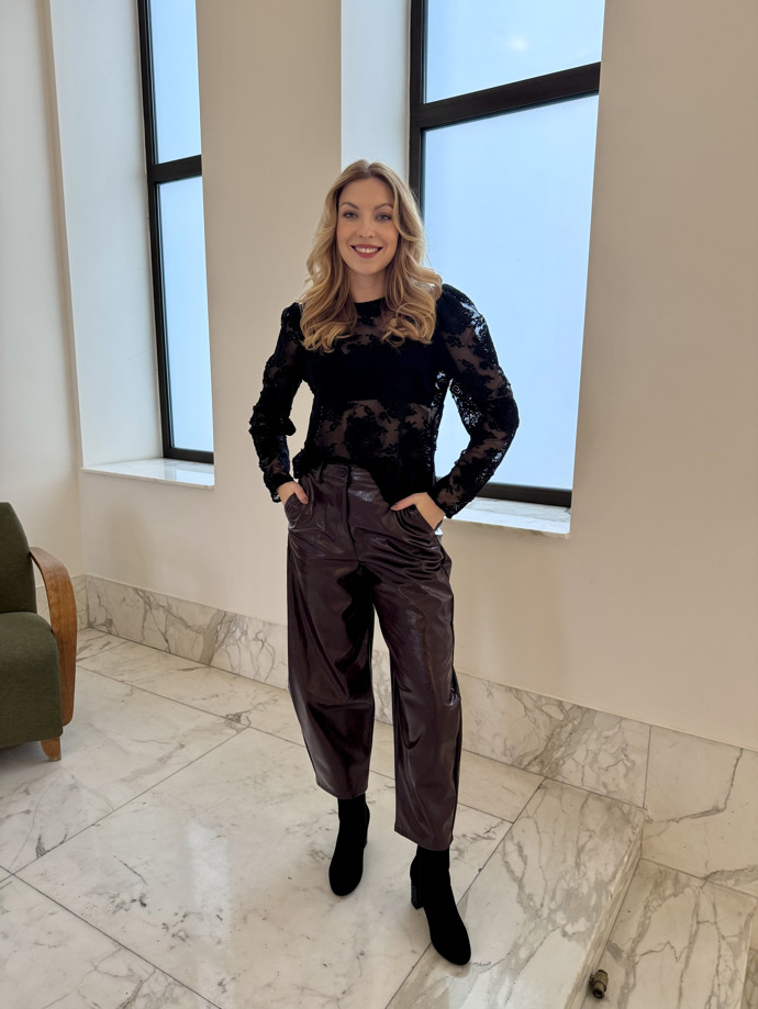 Outfit kombinuje dva trendy – koženku a krajku
Outfit kombinuje dva trendy – koženku a krajku