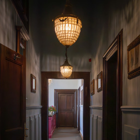 Chodba na zámku Loučeň u apartmánů
