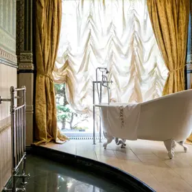 Legenda praví, že zahradu ve vile vypěstovala churavá šlechtična Erla podle níž se jmenuje i hotel.
