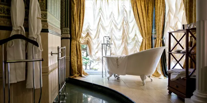 Legenda praví, že zahradu ve vile vypěstovala churavá šlechtična Erla podle níž se jmenuje i hotel.
