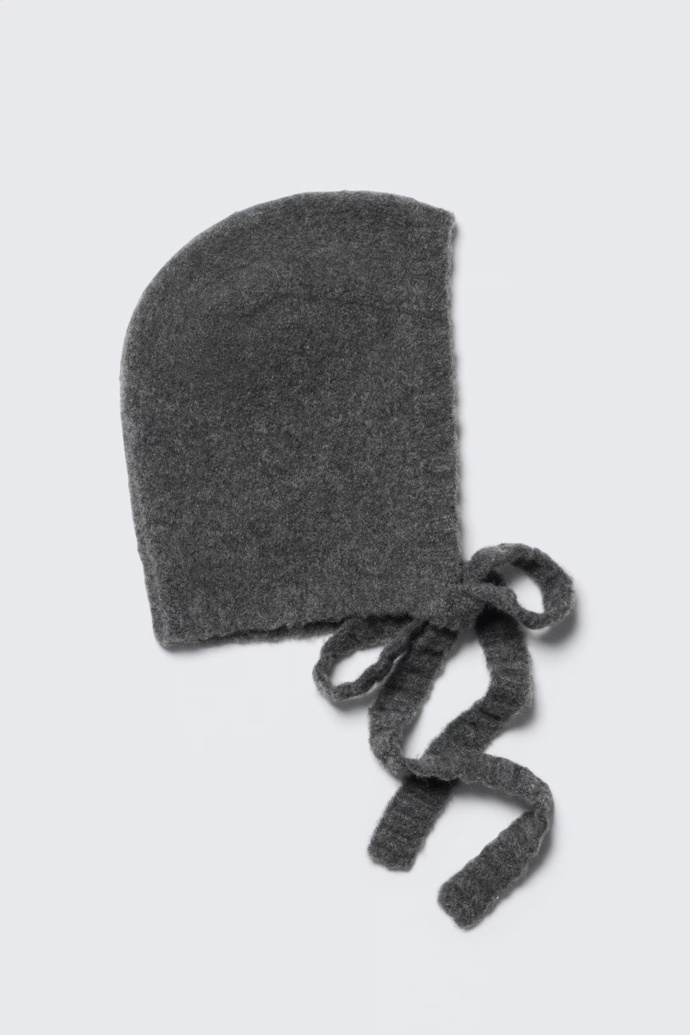 Monki, 749 Kč, hm.com
